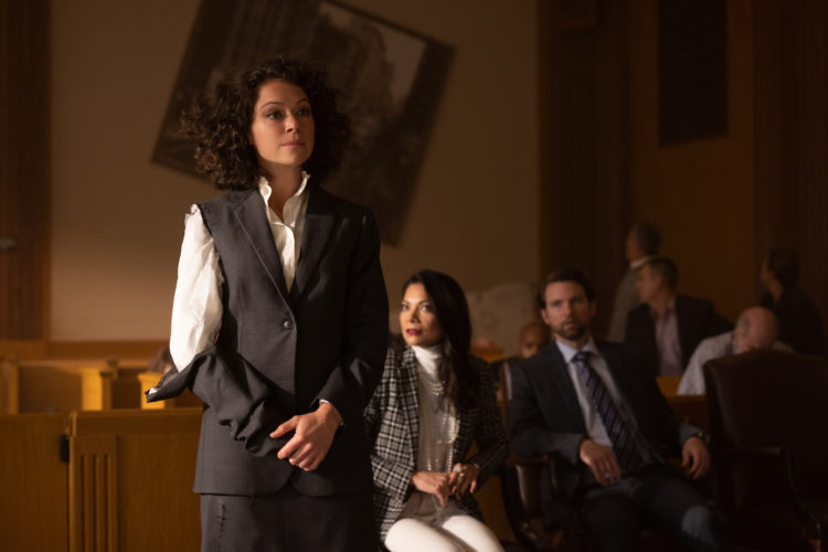 Tatiana Maslany as Jennifer Walters wearing a suit in court in She-Hulk: Attorney at Law