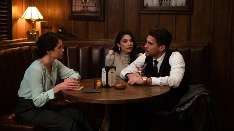 Tatiana Maslany as She-Hulk/Jennifer "Jen" Walters, Ginger Gonzaga as Nikki Ramos, and Josh Segarra as Pug sitting at a bar table in She-Hulk: Atto...