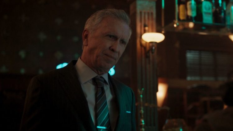 Steve Coulter as Holden Holliway standing in a bar in She-Hulk: Attorney at Law Episode 2