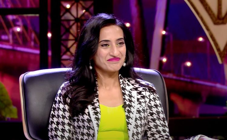 Vineeta Singh smiles hearing a pitch from a door to door saleswoman on shark tank india season 2